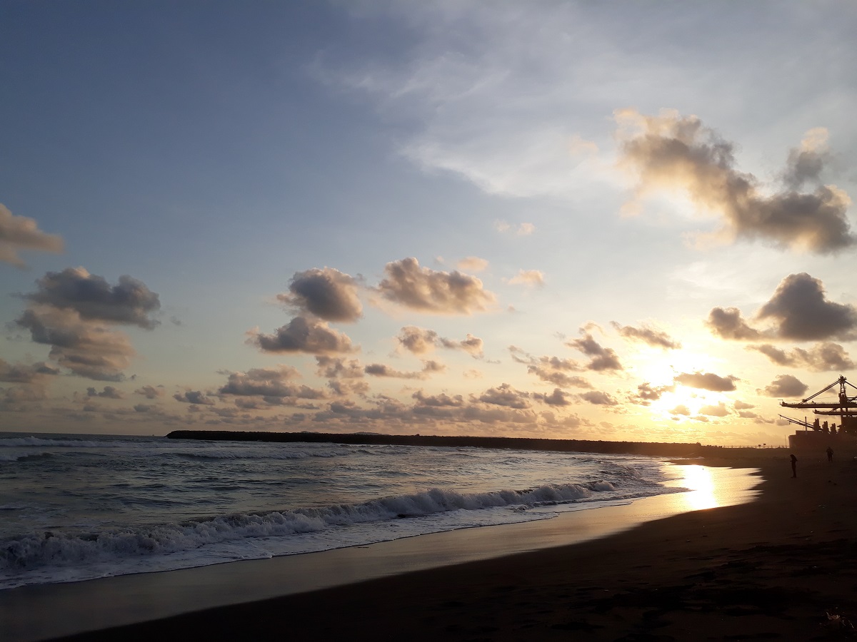 Pantai Bunton: Rindangnya Cemara dan Keunikan PLTU di Cilacap