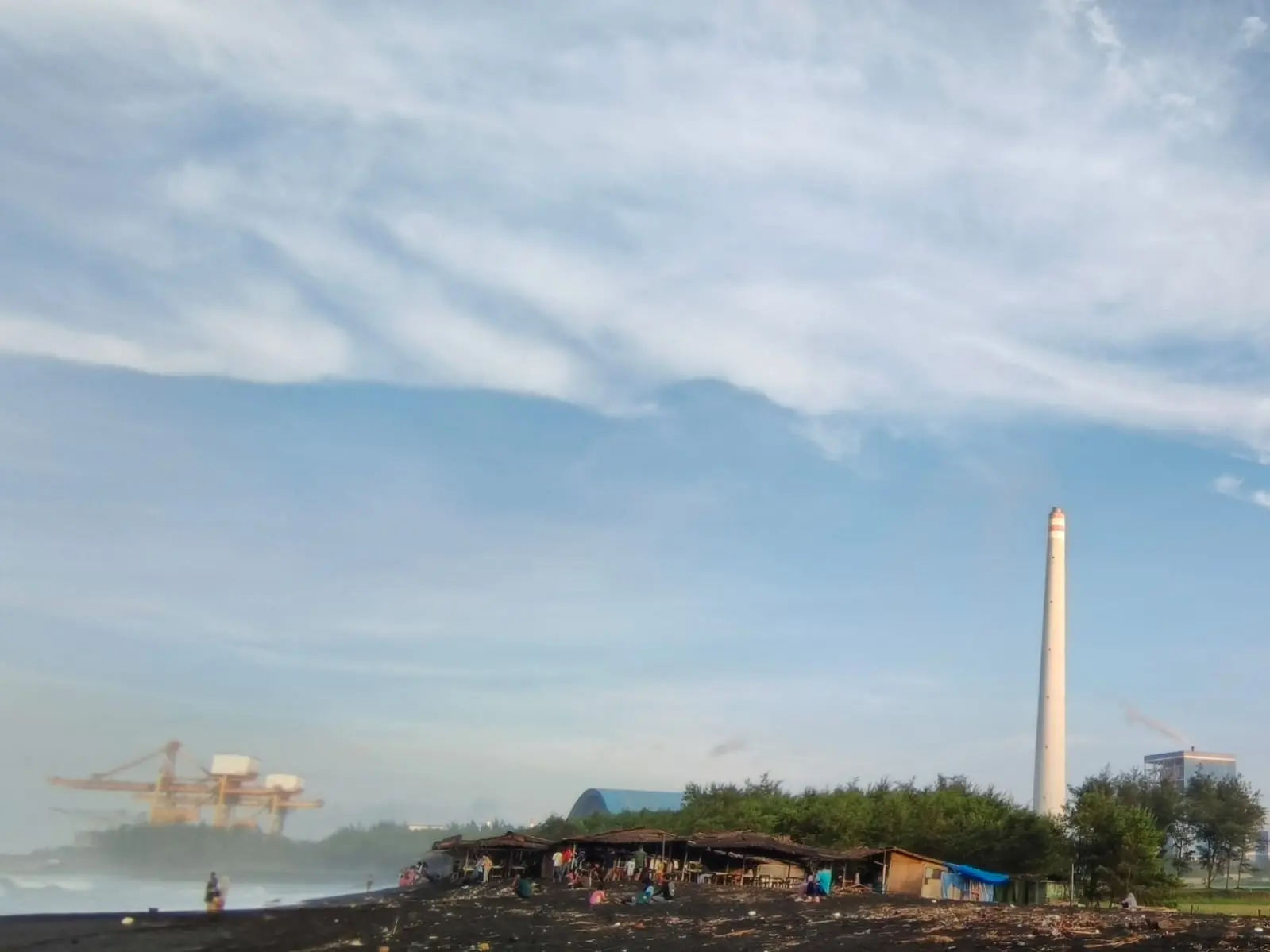 Pagi yang Emas di Pantai Bunton: Senja di Tengah PLTU