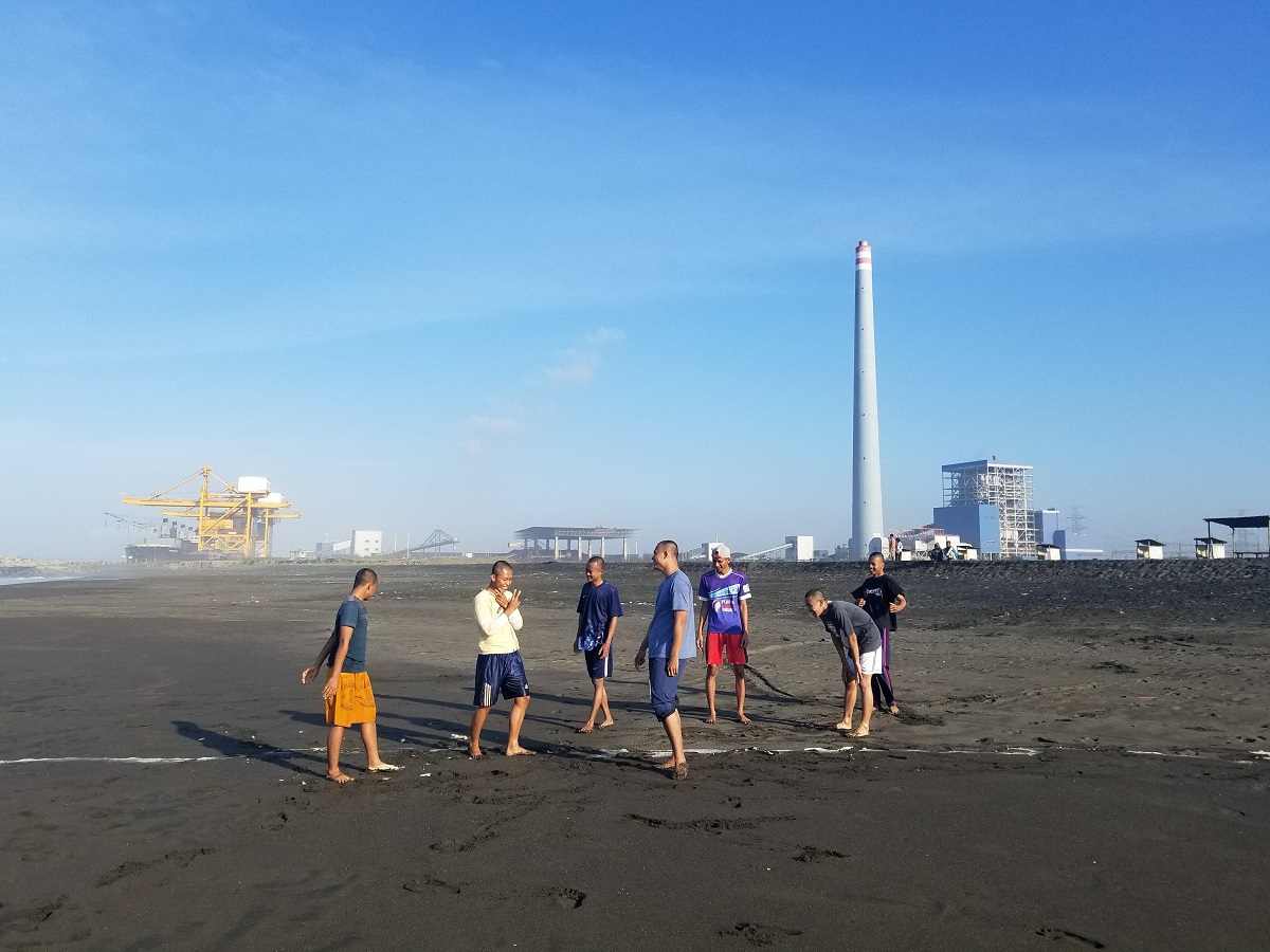 Pantai Bunton: Rindangnya Cemara dan Keunikan PLTU di Cilacap